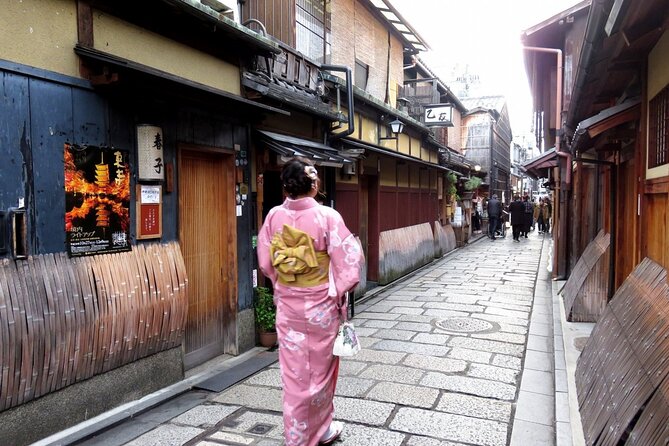 2 Hour Night Walking Tour Throughout Gion with snack - Stop 1: Yasaka Shrine, Kyoto’s key nighttime context stop