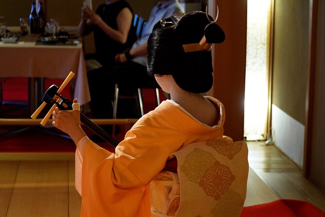Authentic Maiko Experience＆Kyoto Lunch (Free drink) at Noh Stage - The Interaction Parts: Asking Questions, Playing Ozashiki, Taking a Photo