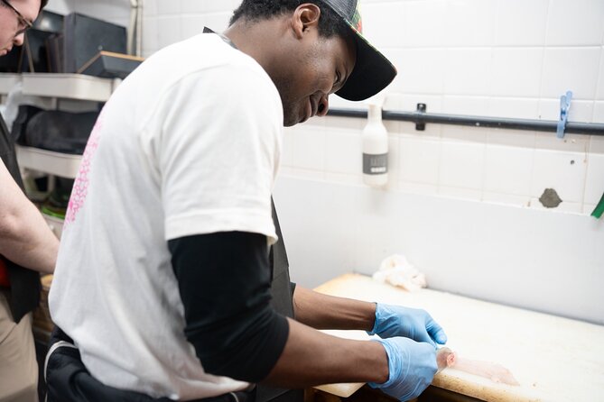 Fish Cutting workshop in Kyoto Japan - Cutting sashimi yourself, from prep to three-piece portions