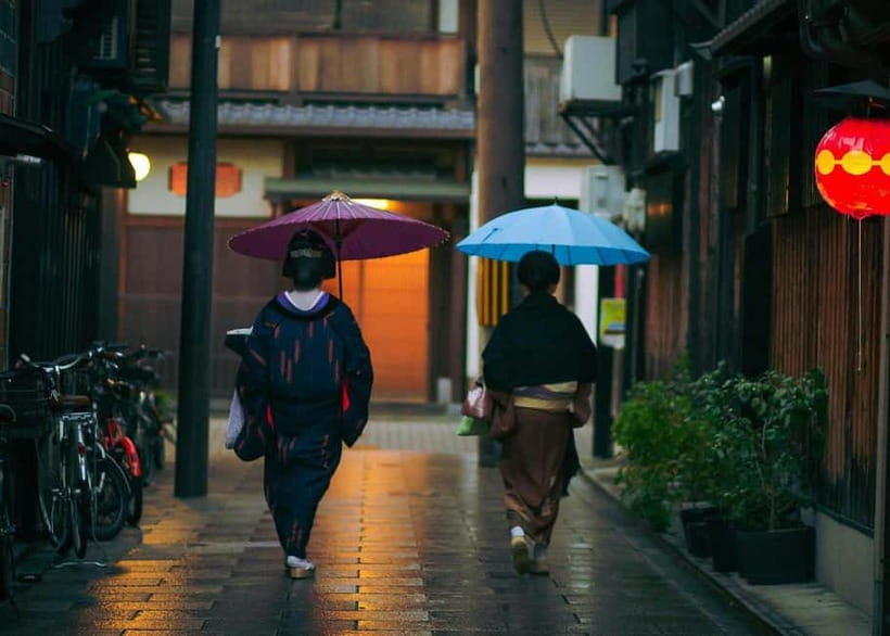 Geisha at Dusk: A Stroll Through Old Kyoto - Key highlights you will feel right away