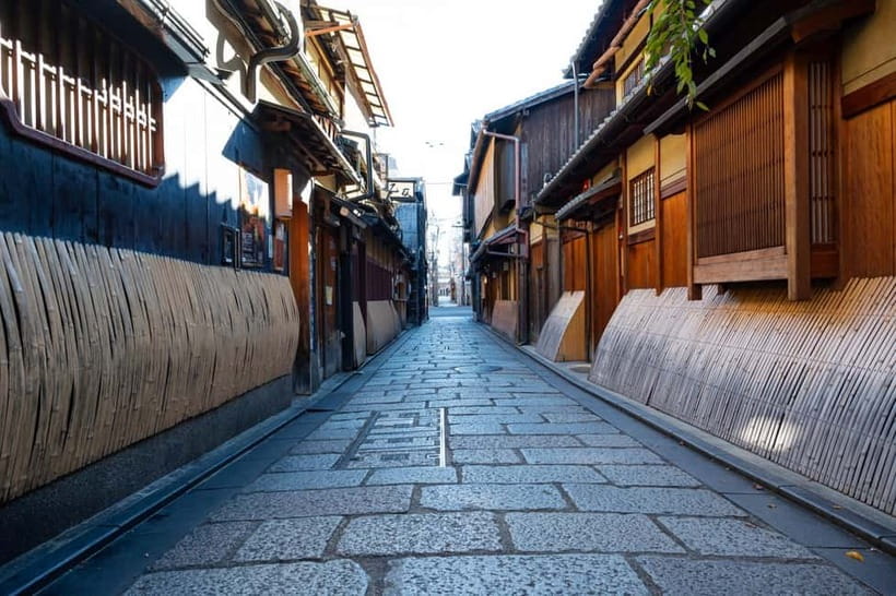 Geisha at Dusk: A Stroll Through Old Kyoto - Why this Geisha at Dusk walk hits the right timing