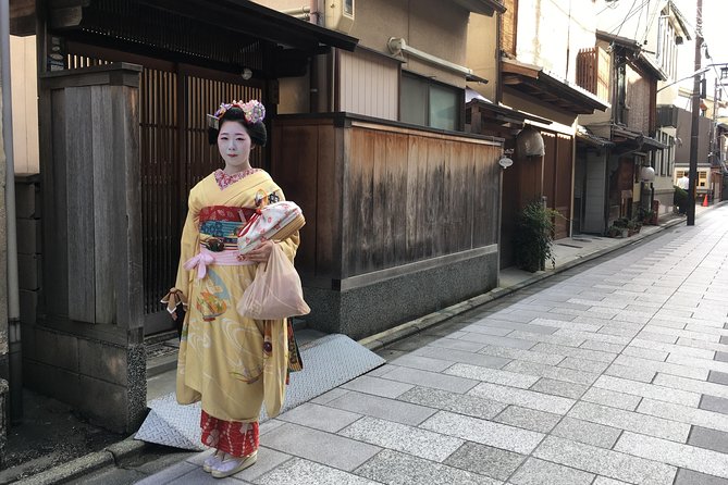 Gion Night Walking Tour - What makes Gion at night feel different