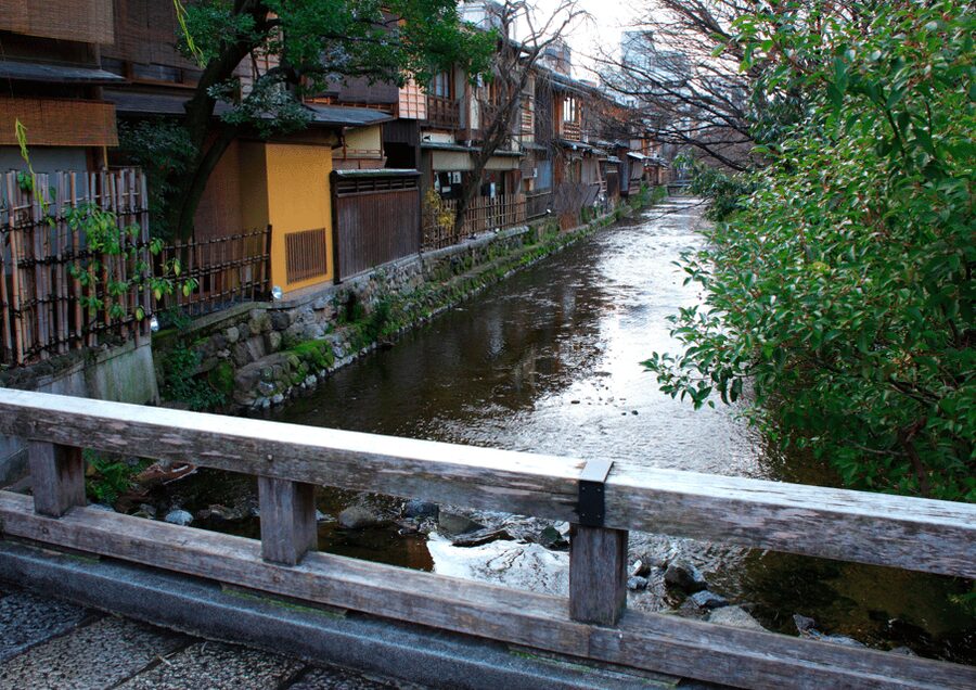 Gion Walking Tour, Geisha Show and Japanese Game in Kyoto - Why This Gion Walking Tour Plus Maiko Show Feels Worth It
