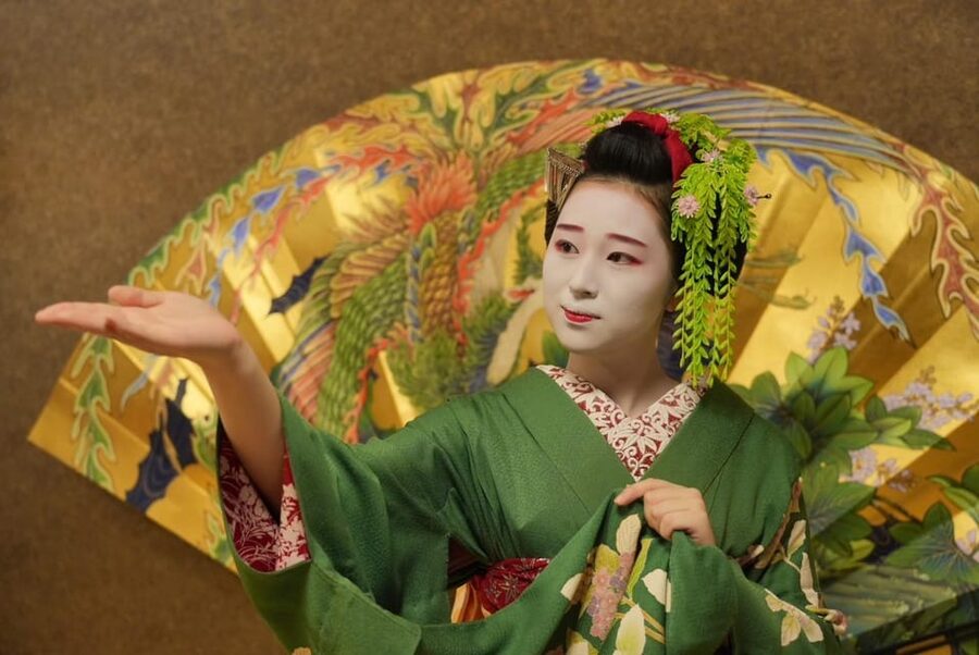 Gion Walking Tour, Geisha Show and Japanese Game in Kyoto - Who You’ll See: Maiko Apprentice Shows in a Tight, Private Setting