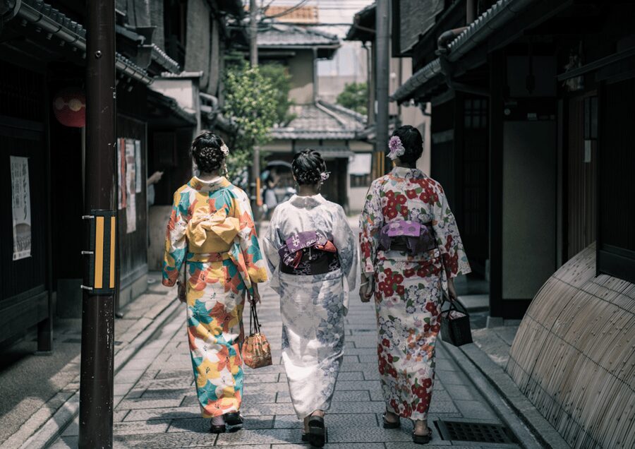 Gion Walking Tour, Geisha Show and Japanese Game in Kyoto - Getting Oriented: Izumo-no-Okuni Statue to Hangesho