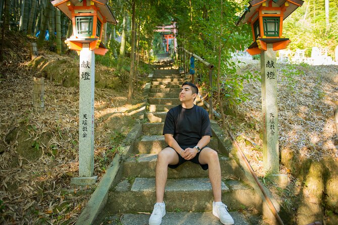 Guided Photoshoot of Fushimi Inari Shrine and Secret Bamboo Grove - The fan and umbrella extras that make a difference