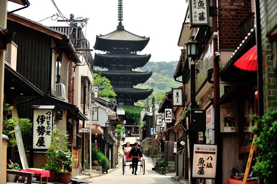Higashiyama | Kyoto: Sakura Season Private Rickshaw Tour - The Ride Through Traditional Higashiyama: Townhouses, River Views, and Photo Stops