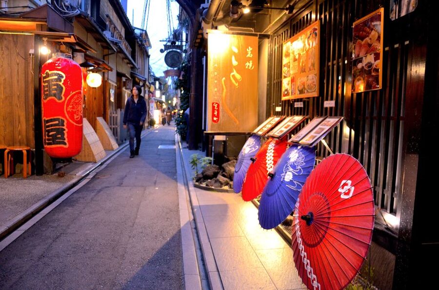 Kyoto: Casual Pontocho Evening Food Tour - Start smart at the Statue of Izumo-no-Okuni (meeting point and timing)