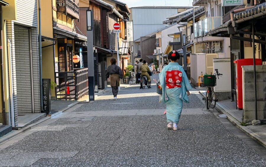 Kyoto: Early Bird E-Bike Tour with Lunch - Kamo River and the coffee break that prevents the afternoon crash