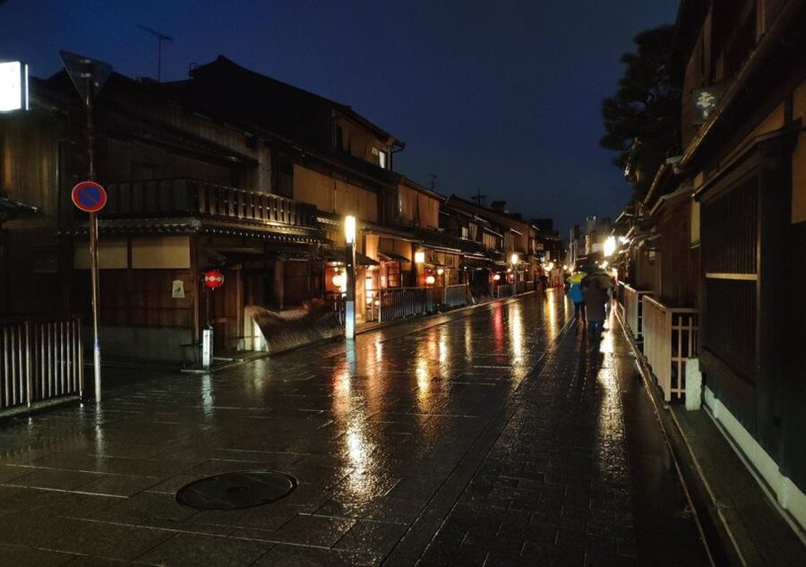 Kyoto Evening Gion Food Tour - Walking through Gion and Shirakawa for the architecture, not just photos