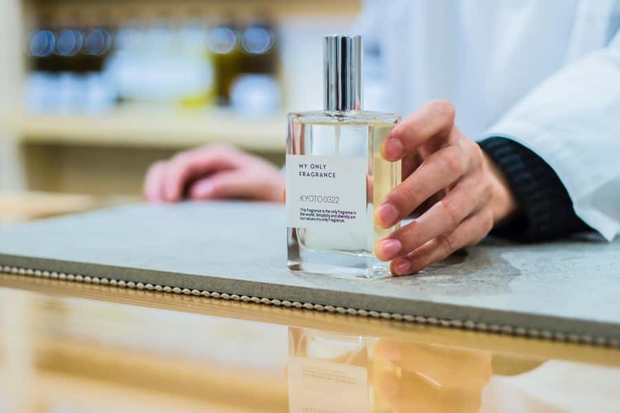 kyoto:Experience creating one-of-a-kind special fragrances - Watching the blending: measured mixing you can see