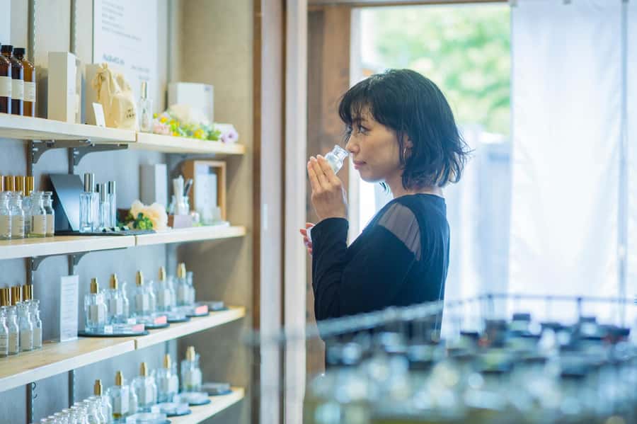 kyoto:Experience creating one-of-a-kind special fragrances - From scent wall to short list: how you start choosing