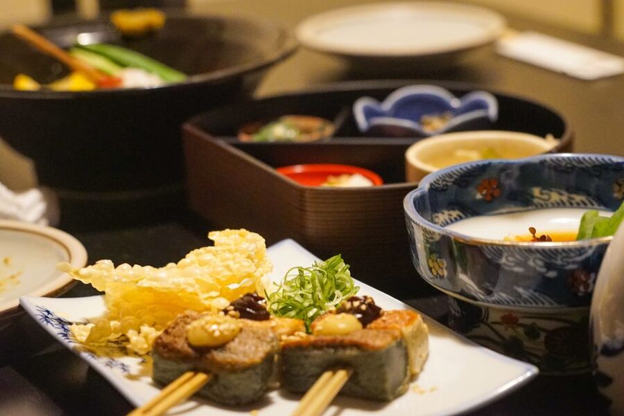 Kyoto: Foodie Night Tour in Gion with 9 dishes + 6 Sake - Logistics that matter: cash, age rules, and how fast you will move