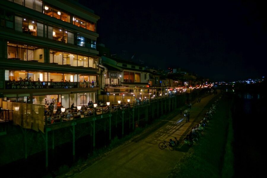 Kyoto: Foodie Night Tour in Gion with 9 dishes + 6 Sake - Pontocho Alley dinner stop 1: plates that match the street mood