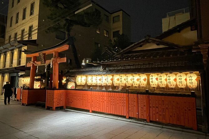 Kyoto Geisha District Walking Tour in Gion - Yasaka Shrine: The Shinto Anchor of the Gion Story