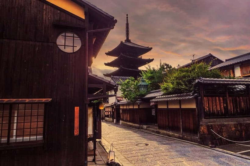 Kyoto Geisha Walking Tour: Gion District & Hidden Gems - Geiko and Maiko spotting in Gion, without turning it into a circus