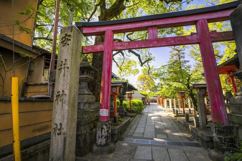 Kyoto Geisha Walking Tour: Gion District & Hidden Gems - The itinerary backbone: pagoda, Zen calm, and a big temple that people skip