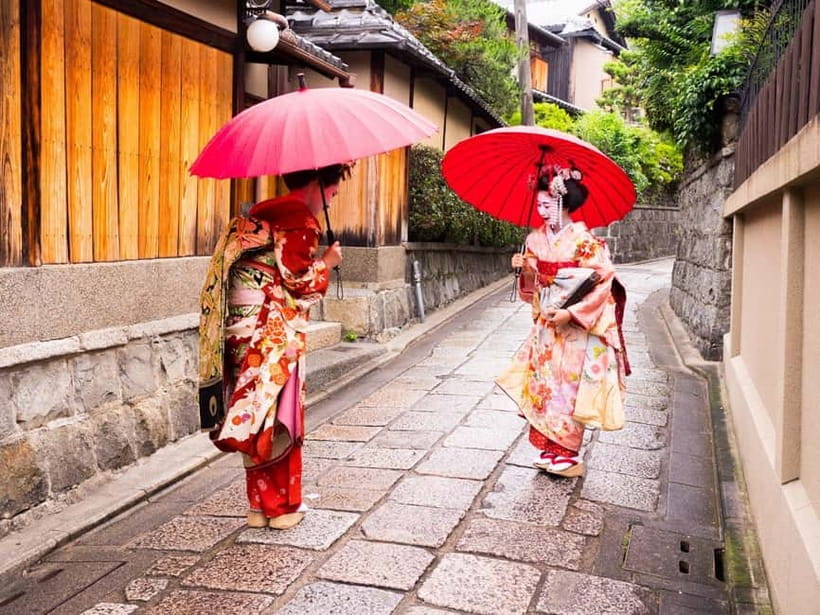 Kyoto Geisha Walking Tour: Gion District & Hidden Gems - Lantern-lit Gion at the right time of day