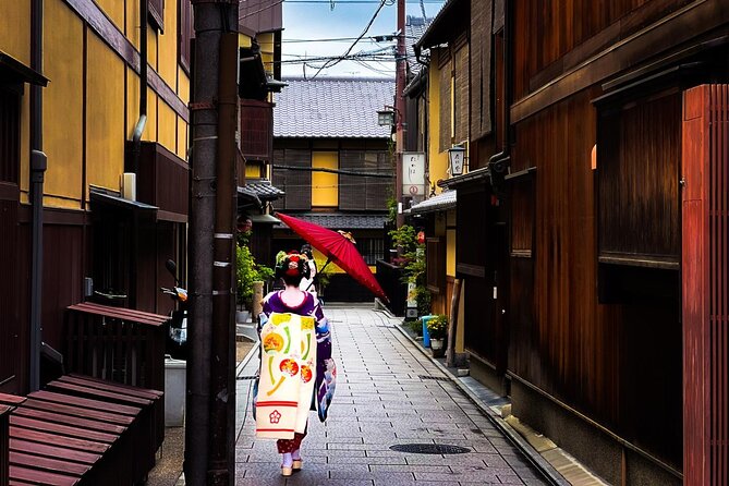 Kyoto: Gion and Geisha District Walking Tour - Starting at Yasaka Shrine, you learn how the neighborhood “feels”