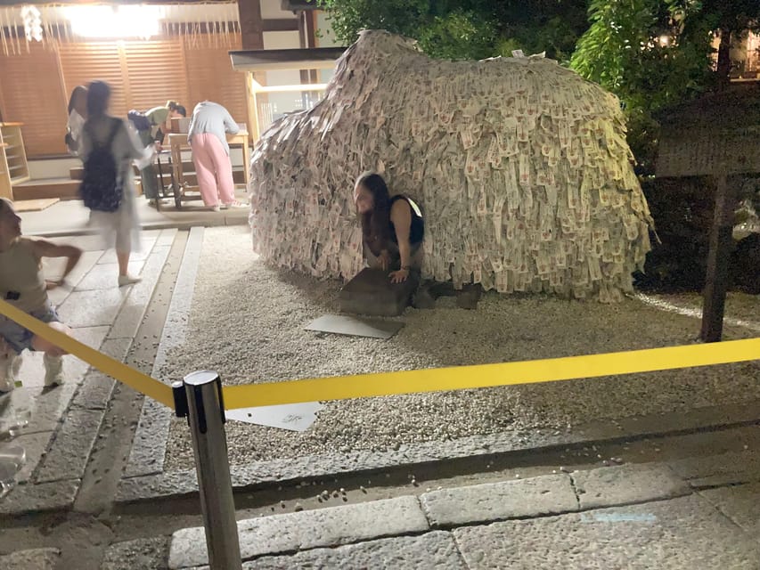 Kyoto: Gion Evening Walk with Hidden Gems, Geisha & Sake - Ending at Yasaka Shrine, where the walk’s atmosphere lands