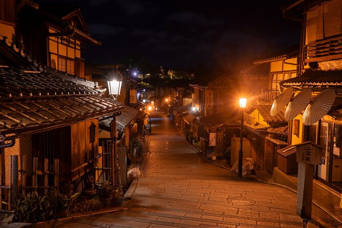 Kyoto: Gion Geisha District & Sake-in-Hand Walking Tour - Hokan-ji Temple (Yasaka Pagoda): the Kyoto skyline moment