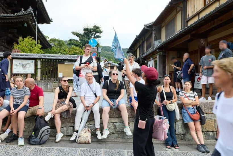Kyoto: Gion Geisha District Walking Tour and Hidden Gems - Chion-in: When Religious Traditions Shape the Neighborhood