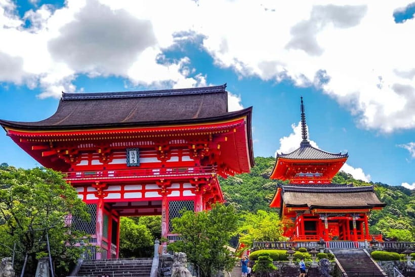 Kyoto: Gion Geisha District Walking Tour and Hidden Gems - The Finale at Kiyomizu-dera Niomon Gate