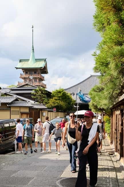 Kyoto: Gion Geisha District Walking Tour and Hidden Gems - Meeting at Ben’s Cookies Kyoto Shijo and Getting Oriented
