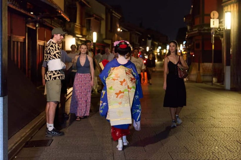 Kyoto: Gion Geisha District Walking Tour - Stories of Geisha - Why Gion and Pontocho feel different at night