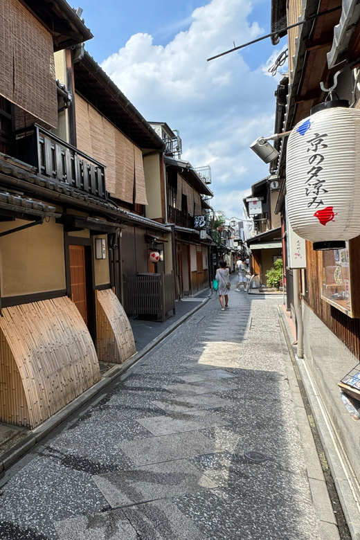 Kyoto: Gion Geisha District & Yasaka Shrine Walking Tour - Entering Gion by Day on Hanamikoji Street