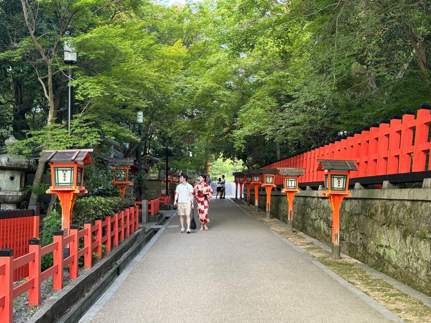 Kyoto: Gion Geisha District & Yasaka Shrine Walking Tour - Yasaka Shrine: the Gion tie-in you will feel in your legs and your head