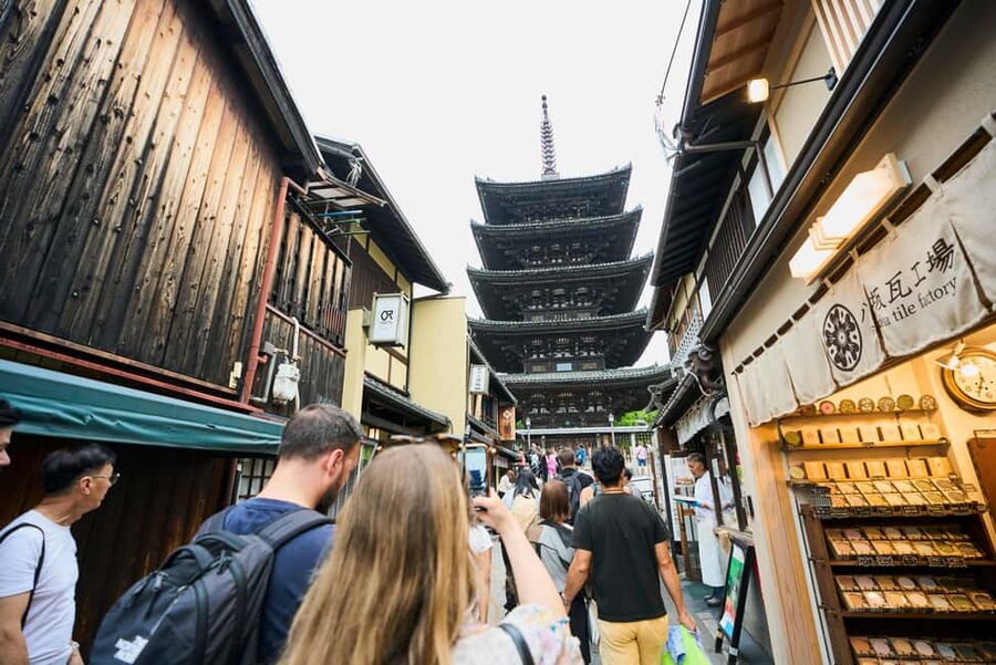 Kyoto: Gion Hidden Gems & Geisha Culture Tour - Yasaka Shrine and the atmosphere switch toward Gion