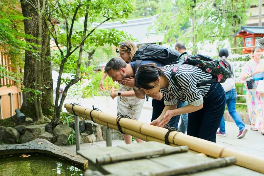 Kyoto: Gion Hidden Gems & Geisha Culture Tour - Where to meet near Shijo Ohashi, and how the tour starts smoothly