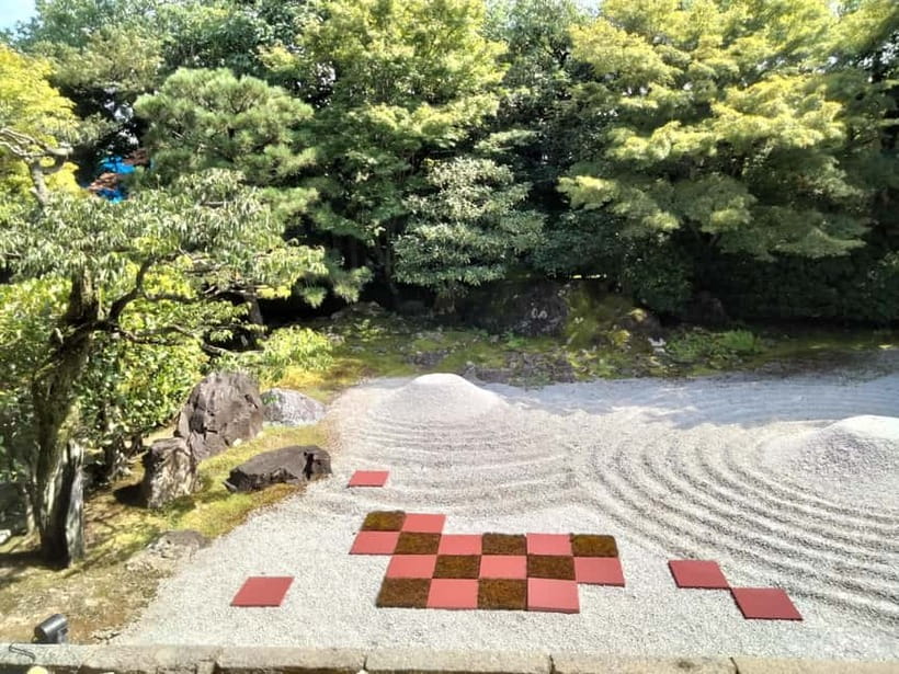 Kyoto: Gion Highlights & Hidden Treasures Guided Tour - Yasaka Shrine and Kōdaiji Temple, switching gears between faiths