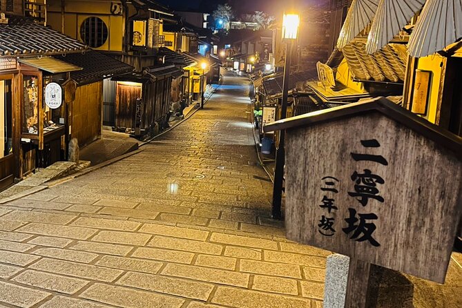 Kyoto: Gion Magical Night Walking Tour - Meeting point at Minamiza Theater and how the tour stays manageable