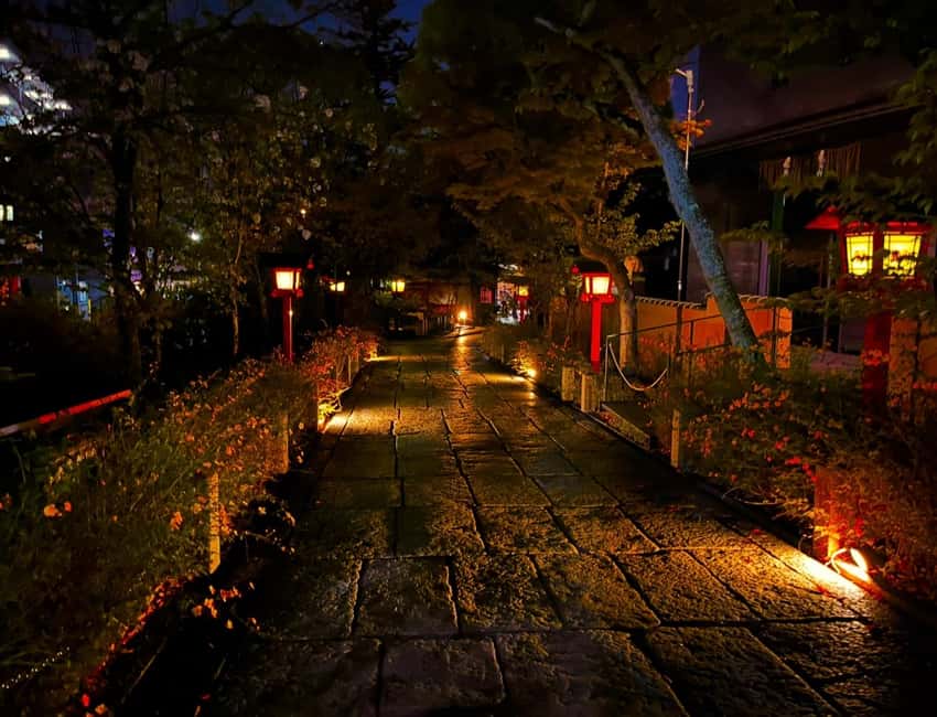 Kyoto: Gion Magical Night Walking Tour with Geisha Trivia - Finishing at a 1000+ Year Old Shrine