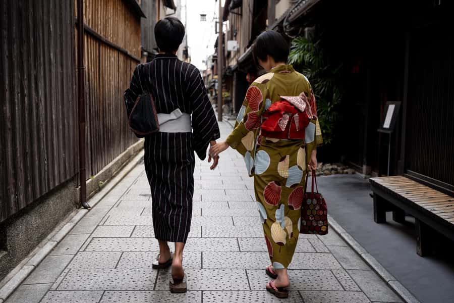 Kyoto: Gion Morning/Night Walking Tour - Gion in Morning or Night, What Timing Really Changes
