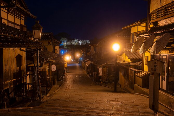 Kyoto Gion Night Tour: Discover Geisha District and Hidden Gems - Stop 4: Yasaka Pagoda at Hokanji, nail-free wooden wonder at night