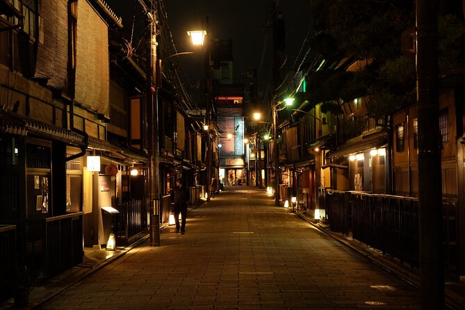 Kyoto: Gion Night Walking Tour with Geisha Insight - Gion after dark: the easy way to see it on foot