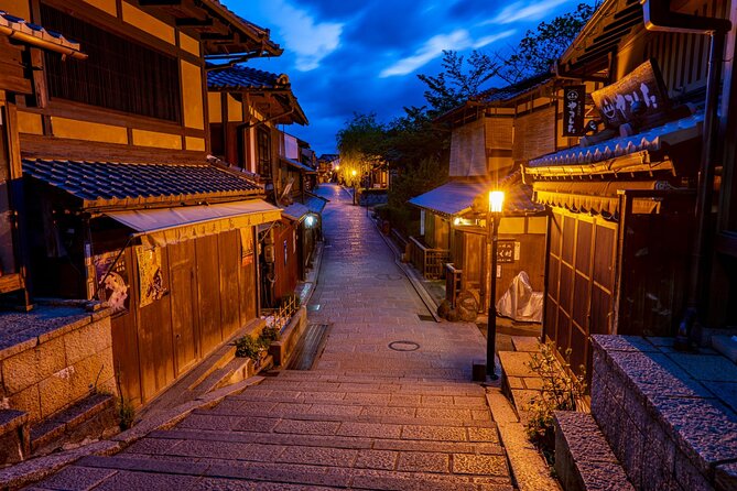 Kyoto: Gion Night Walking Tour with Geisha Insight - Meeting point and the 2-hour flow that keeps it manageable
