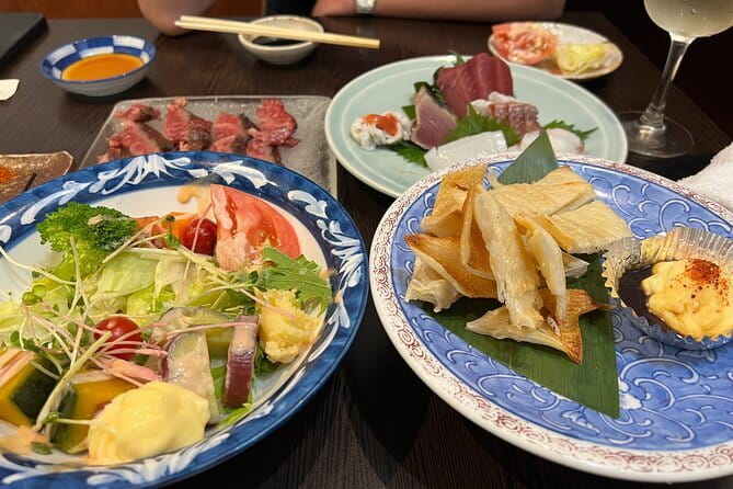 Kyoto: Gion & Pontocho Food Tour with 13 Dishes - Yasaka Shrine after dark: Why it sets up the whole meal