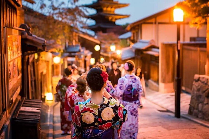 Kyoto: Gion Sunset Walking Tour with Local Guide - Hanamikoji Street after dark: the classic lane, with better context