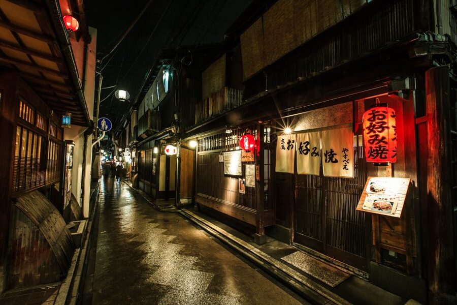 Kyoto: Gion Sunset Walking Tour with Local Guide - Maruyama Park and Yasaka Shrine: the Kyoto calm right before full night