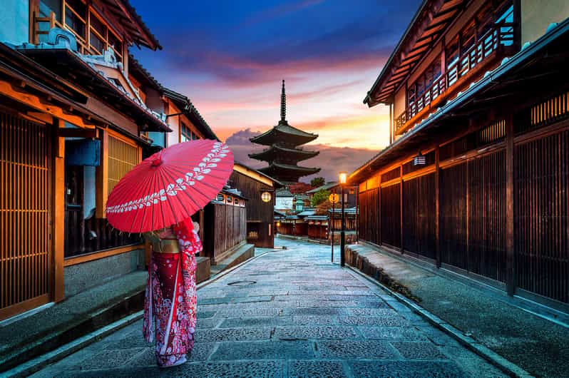 Kyoto: Gion Sunset Walking Tour with Local Guide - Starting at Kyoto Kawaramachi Garden, then moving into the Gion night