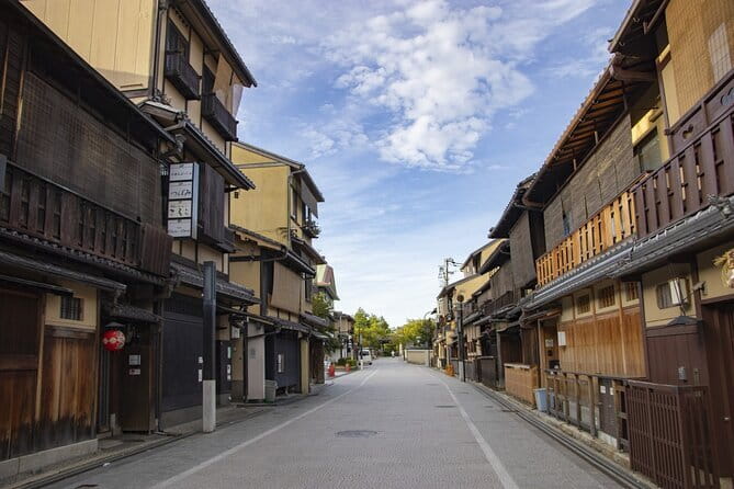 Kyoto Gion Walking Tour for First Time Visitors - Meeting in Gion, then letting someone else do the navigation