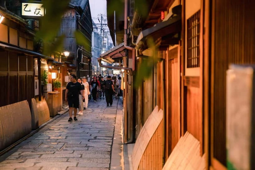 Kyoto: Gion World of the Geisha Guided Walking Tour - Yasaka Shrine First, Then Into Gion’s Geisha District Mood