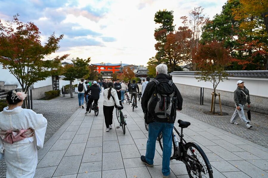 Kyoto: Half-day Guided Bike Tour with Fushimi Inari - Meet-up and first 15 minutes: safety plus getting your bearings