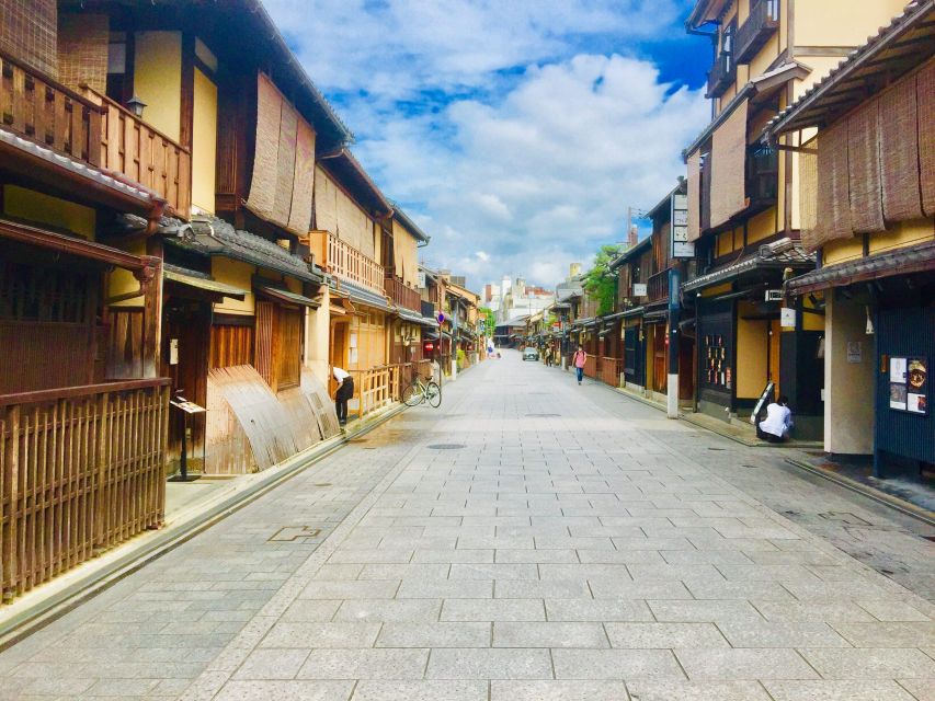 Kyoto: Half-Day Private Guided Tour to the Old Town of Gion - Yasaka Shrine (7th century roots) and a respectful way to look