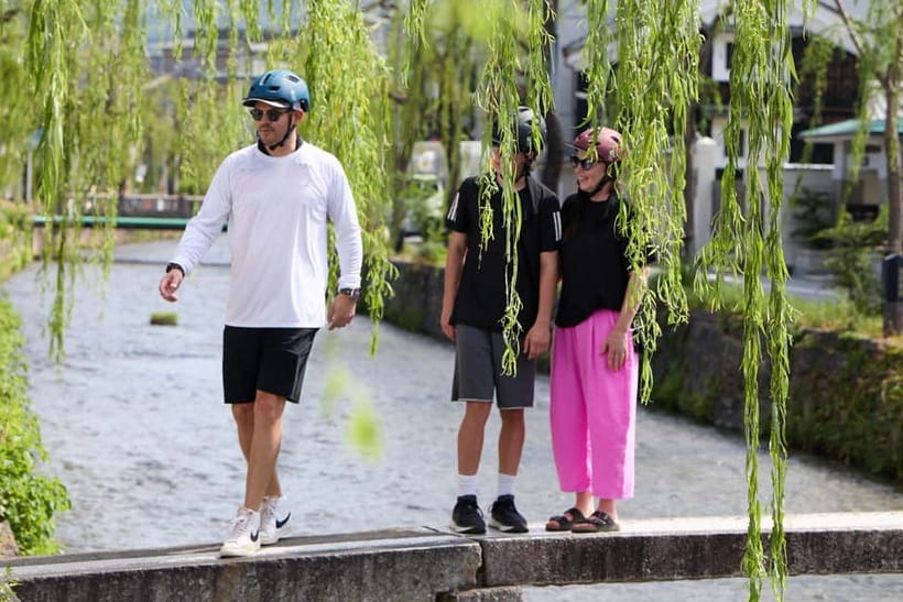 Kyoto: Hidden Gems E-Bike Tour Through Backstreets & Temples - Starting in Gion: finding Kyoto Tourist Lounge Gion without stress