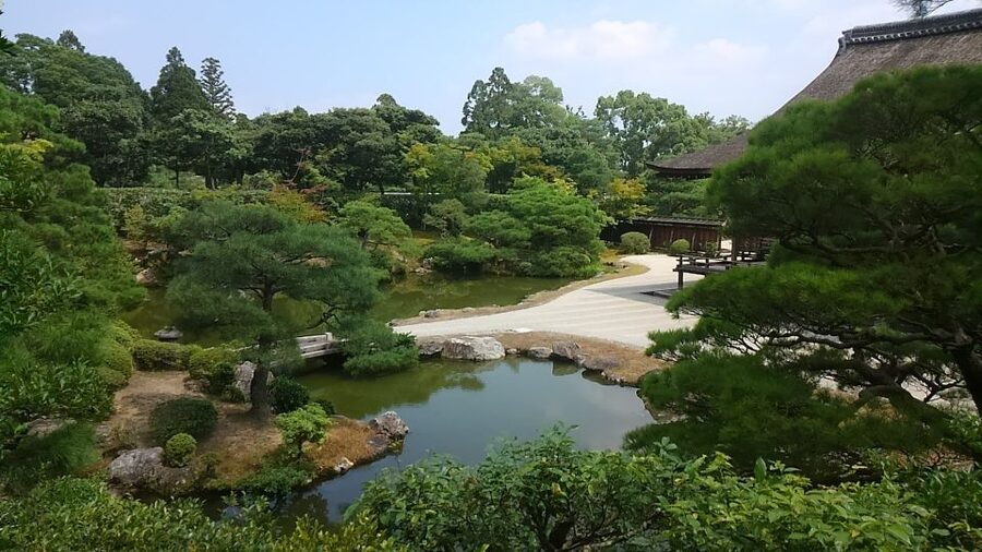 Kyoto: Historic Higashiyama Walking Tour - Sannenzaka backstreets, snacks, and the old-street climb toward Kiyomizu-dera